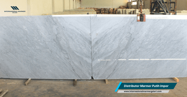 Slab marmer putih Italy dengan warna dasar terang dan pola urat alami