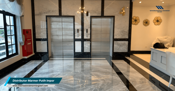 Aplikasi marmer putih pada interior ruang tamu modern