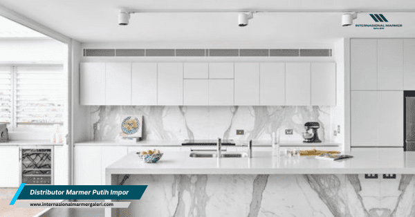 Detail aplikasi marmer putih pada bidang interior
