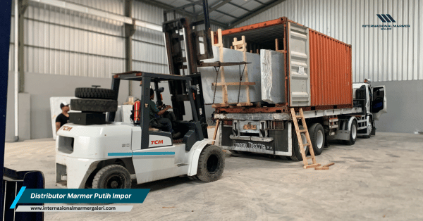 Slab marmer putih di gudang Internasional Marmer Galeri