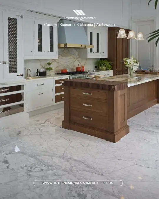Aplikasi batu alam pada kitchen island mewah
