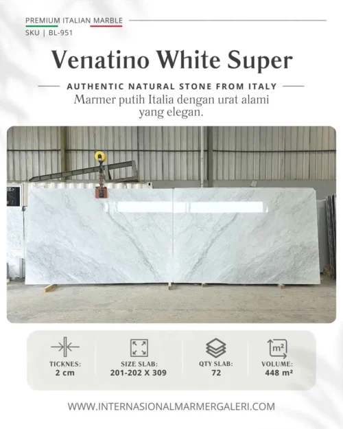 Marmer White Carrara Venatino White Super BL-951 dari Italia dengan urat alami dan slab 309 cm. Cocok untuk lantai, feature wall, dan kitchen island.